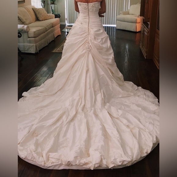 Size 2 petite wedding dress- never worn. Includes bustle and bra cups - Picture 4 of 8